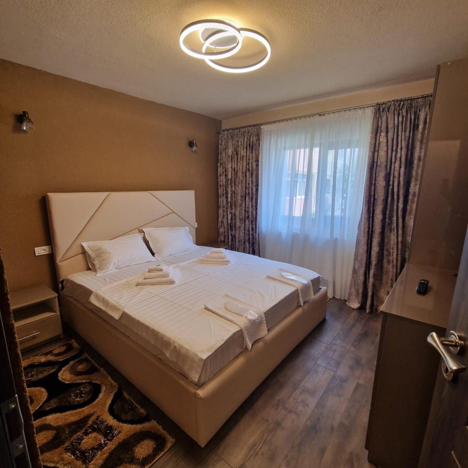 Apartament Iulius 4 Curtea de Argeş Екстериор снимка